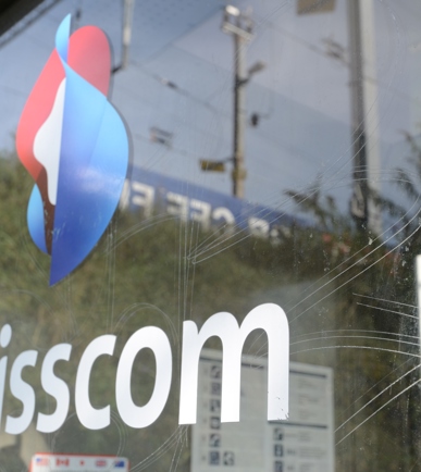 Das Logo der Swisscom an einer glas Fassade